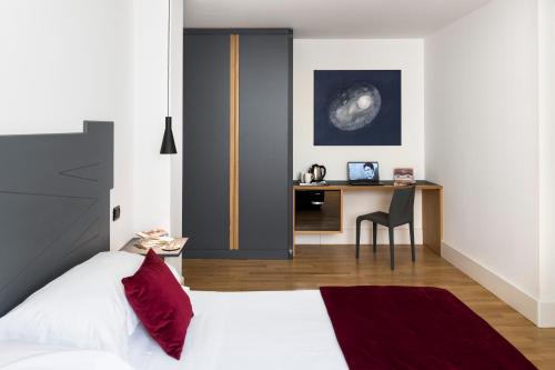 Classic Double or Twin Room image 3