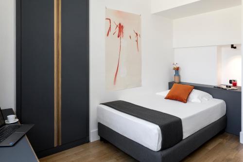 Classic Single Room with French Bed room in Hotel Plaza Opera