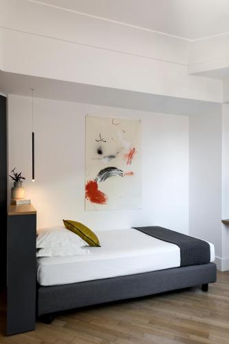 Classic Single Room with French Bed image 3