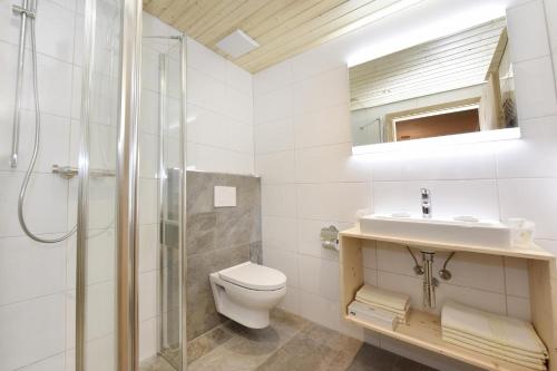 Two-Bedroom Apartment with Shower 