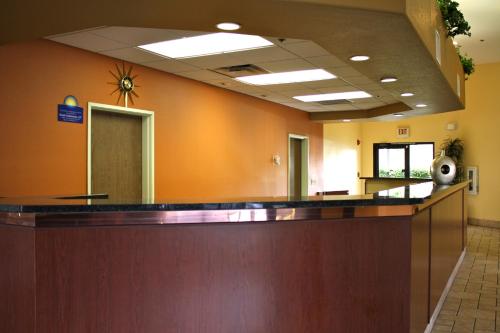 Days Inn by Wyndham Globe - image 11