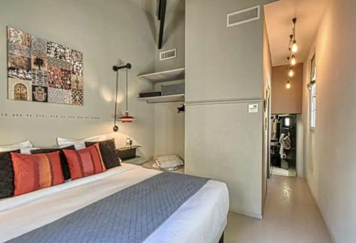 C075-Old Town Cannes - Duplex Apartment - Tap to explore photos