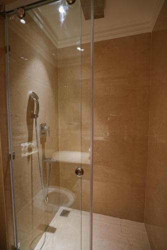 Deluxe King Room image 4