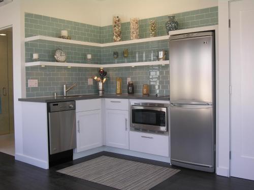 ห้องครัว, Venice Breeze Suites near หาดเวนิซ