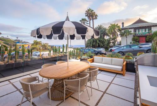 BRAND NEW LUXURY BEACHFRONT HOME @ MOONLIGHT BEACH in Encinitas, USA