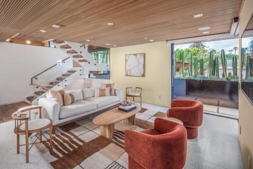 BRAND NEW LUXURY BEACHFRONT HOME @ MOONLIGHT BEACH in Encinitas, USA