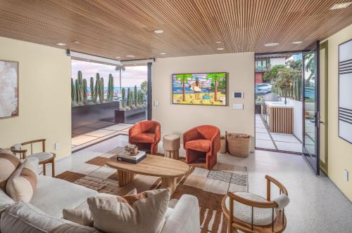 BRAND NEW LUXURY BEACHFRONT HOME @ MOONLIGHT BEACH in Encinitas, USA