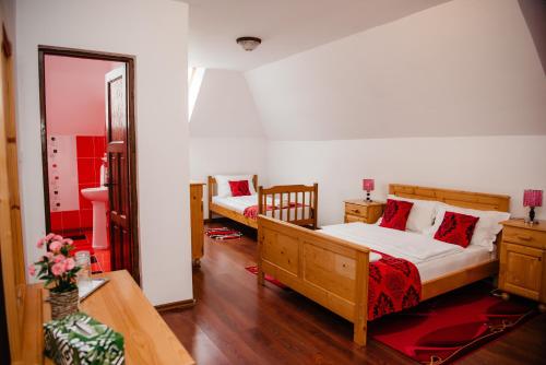 1 queen bed, 1 double bed, 1 sofa bed