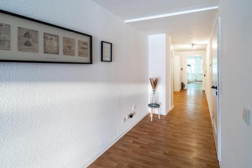 Stylische 2-Zimmer Wohnung - Balkon - Parkplatz - Smart TV - Arbeitsplatz