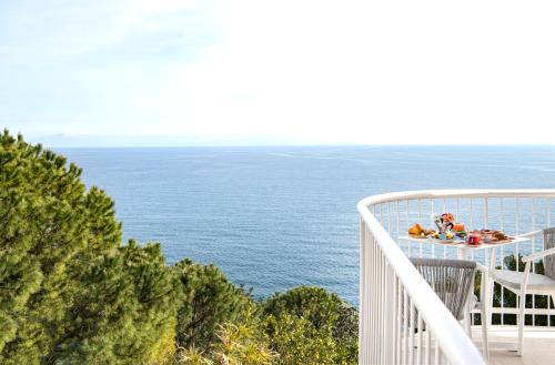 Deluxe Double Room with Sea View image 7