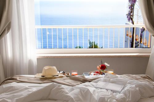 Deluxe Double Room with Sea View image 4