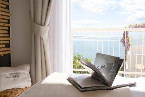 Single Room with Sea View image 3