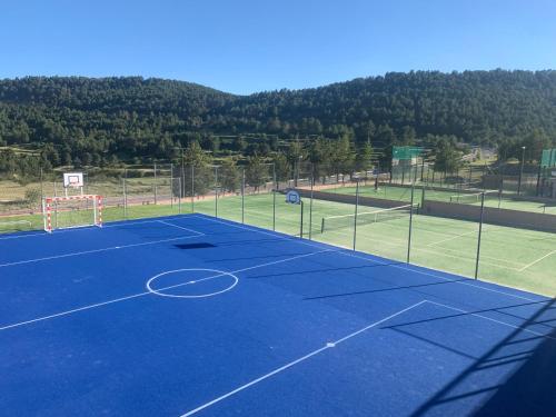 Apartamento montaña con piscina y zona deportiva.