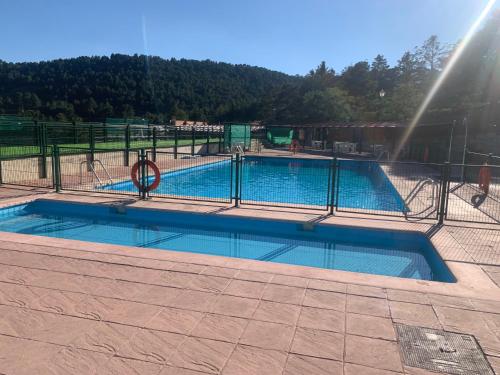 Apartamento montaña con piscina y zona deportiva.