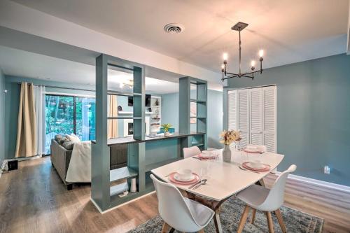 Stylish Durham Townhome Less Than 5 Mi to Downtown! in เซย์เวิร์ดไดรฟ์
