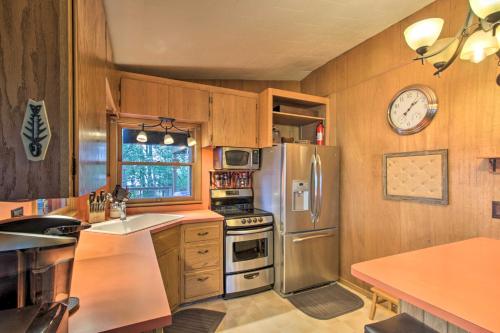 Year-Round Waterfront Getaway Lake Access and Dock! in South Haven, USA