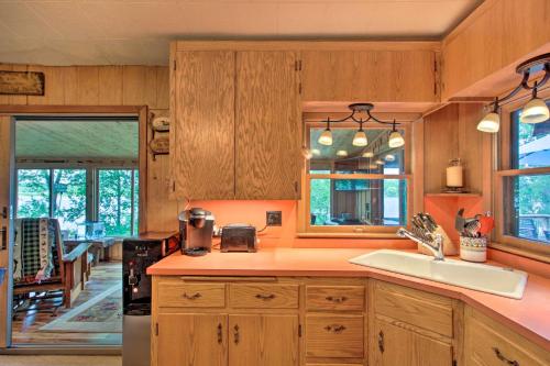 Year-Round Waterfront Getaway Lake Access and Dock! in South Haven, USA