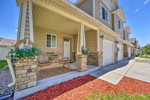 B&B Cheyenne - Inviting Cheyenne Townhome about 4 Mi to Downtown - Bed and Breakfast Cheyenne