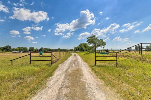 Modern Stephenville Farmhouse 8 Mi to Dtwn! in Stephenville, USA