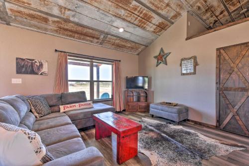 Modern Stephenville Farmhouse 8 Mi to Dtwn! in Stephenville, USA