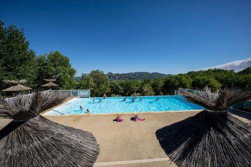 Charmant camping Familiale 3 Etoiles vue 360 plage piscine à débordement empl XXL - Hotel - Labeaume