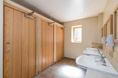 Bathroom, Cosy Caravan on Luxury Campsite in Alstonfield