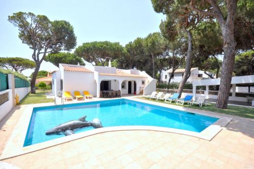 The villa is simply and traditionally furnished and is on one level with a large Quarteira