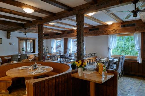 ห้องอาหาร, มาดริซา ลอดจ์ (Madrisa Lodge) in คลอสเตอร์ส