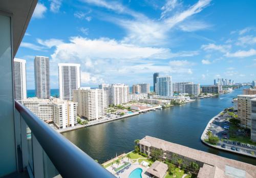 2009AB Stylish Modern Two BR Two BTH Water Views Balcony Modern Kitchen Pool Gym
