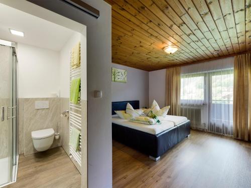 1 king bed, 1 sofa bed