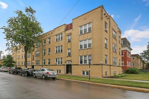 Exterior view, Alluring 2BR Apt in Old Irving Park with Laundry - Cullom D3 in Ravenswood Gardens