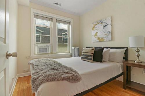 2BR Alluring Apartment with Laundry - Cullom D3 - main image