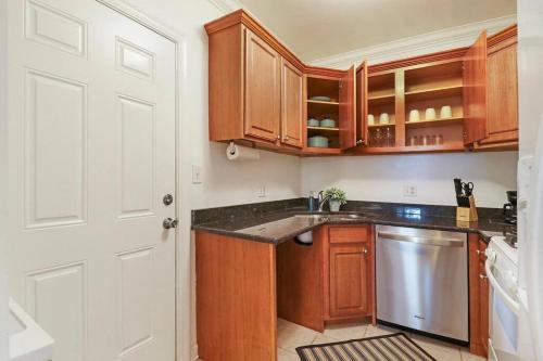 Kitchen, Alluring 2BR Apt in Old Irving Park with Laundry - Cullom D3 in Ravenswood Gardens