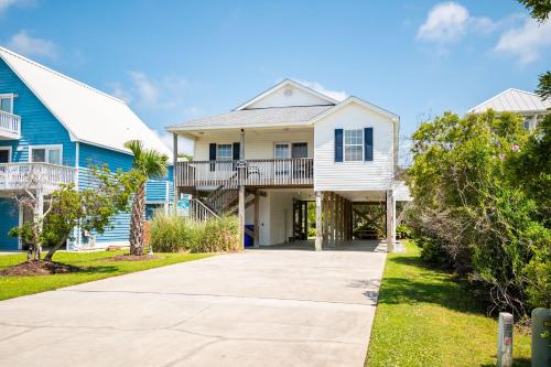 Seashell Cottage by Oak Island Accommodations