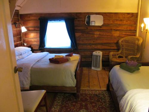 2 bedrooms, 5 beds
