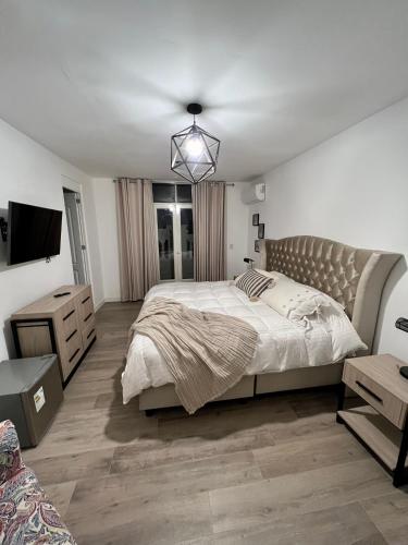 King Suite with Balcony image 3