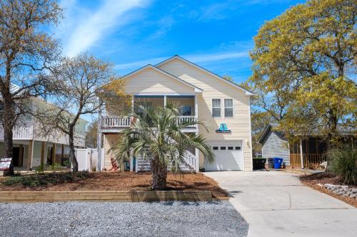 The Sassy Seahorse by Oak Island Accommodations image