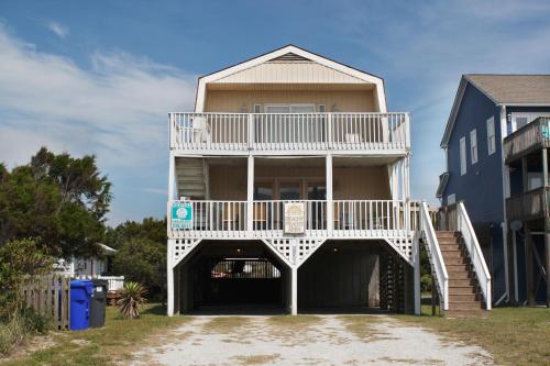 BeachyPeachyKeen by Oak Island Accommodations image