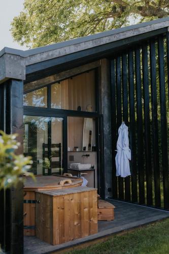 Detached Double Garden Room with Hot Tub