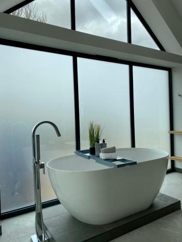 ห้องน้ำ, Stunning modern home set in beautiful grounds. in เคลส์ตัน