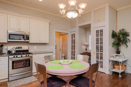 Konyha, Candy Store House by Oak Island Accommodations in Southport (Észak-Karolina)