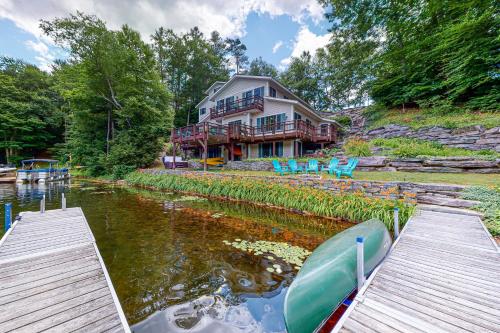 Hillside House at Lake Shore Drive in Ludlow, USA