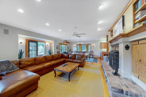 Hillside House at Lake Shore Drive in Ludlow, USA