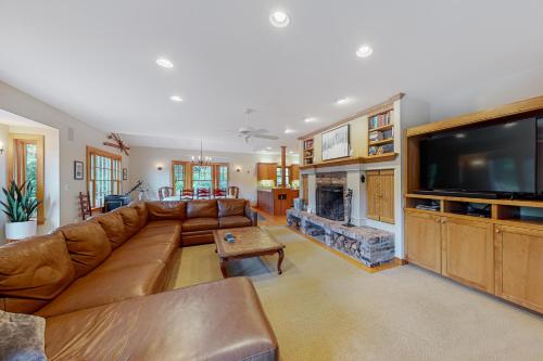 Hillside House at Lake Shore Drive in Ludlow, USA