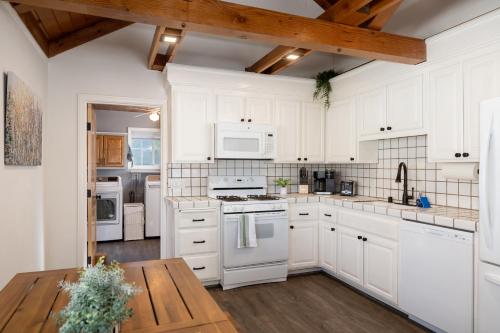 Bayview Bungalow - Cabin with Hot Tub One Block from Big Bear Lake! in Big Bear Lake, USA