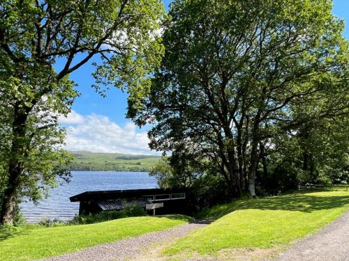 Kilchurn Cabin (2 bedrooms) – Free Wi-Fi, Wood fired hot tub (extra charge)