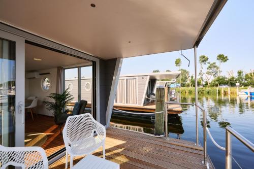 Luxurious Houseboat - Zen