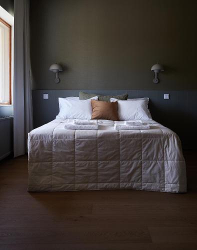 1 queen bed, 1 sofa bed