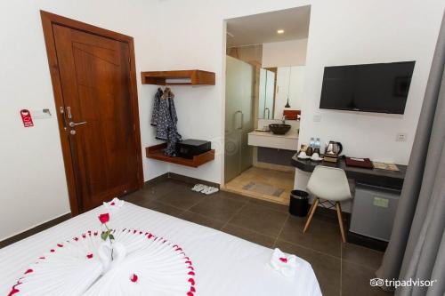 Double Room with Pool View image 10