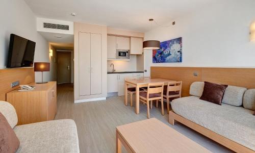 2 twin beds, 2 sofa beds